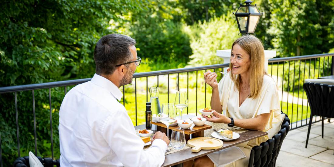 Tavolata genießen auf der Terrasse Paar auf der Restaurantterrasse