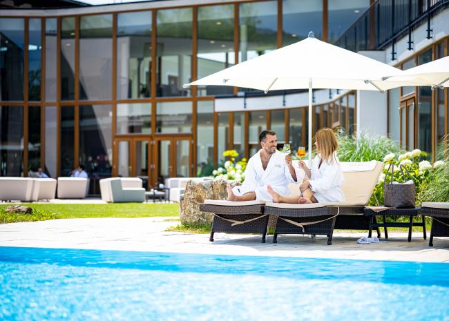 Wellness im Schlosspark Mauerbach Paar am Pool