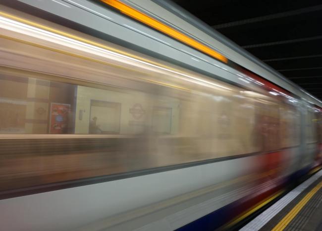 Zug im Bahnhof einfahrend Zug im Bahnhof einfahrend