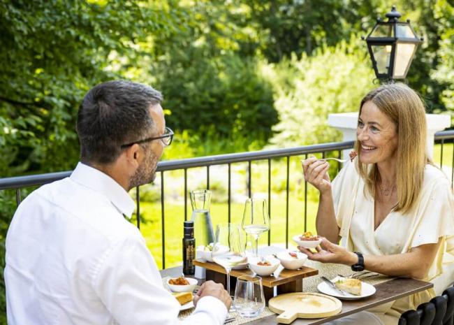 Pärchen im Außenbereich vom Restaurant Pärchen im Außenbereich vom Restaurant