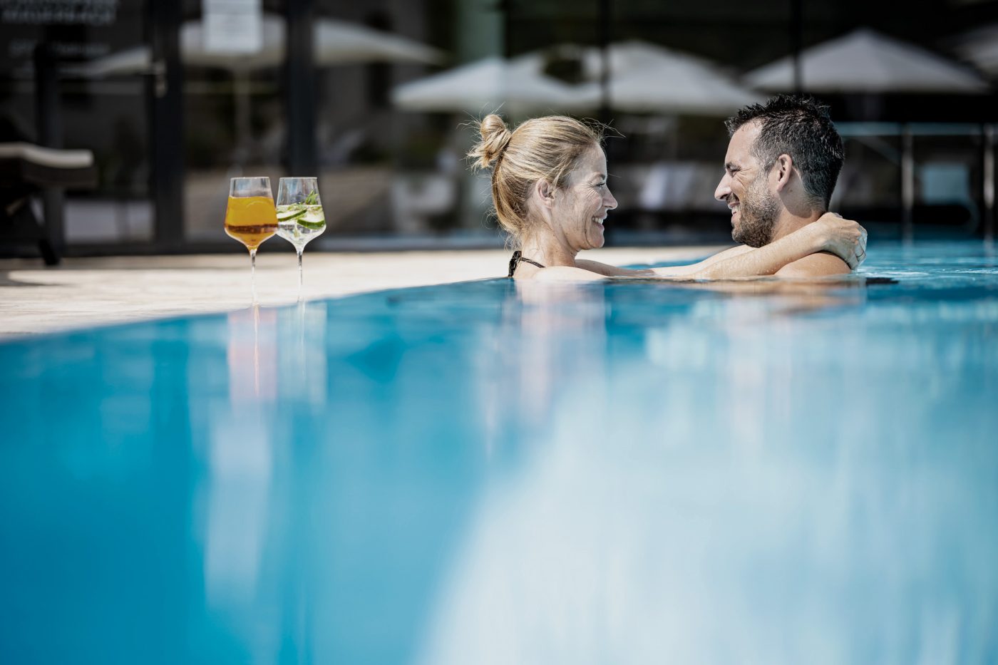 Paar im pool