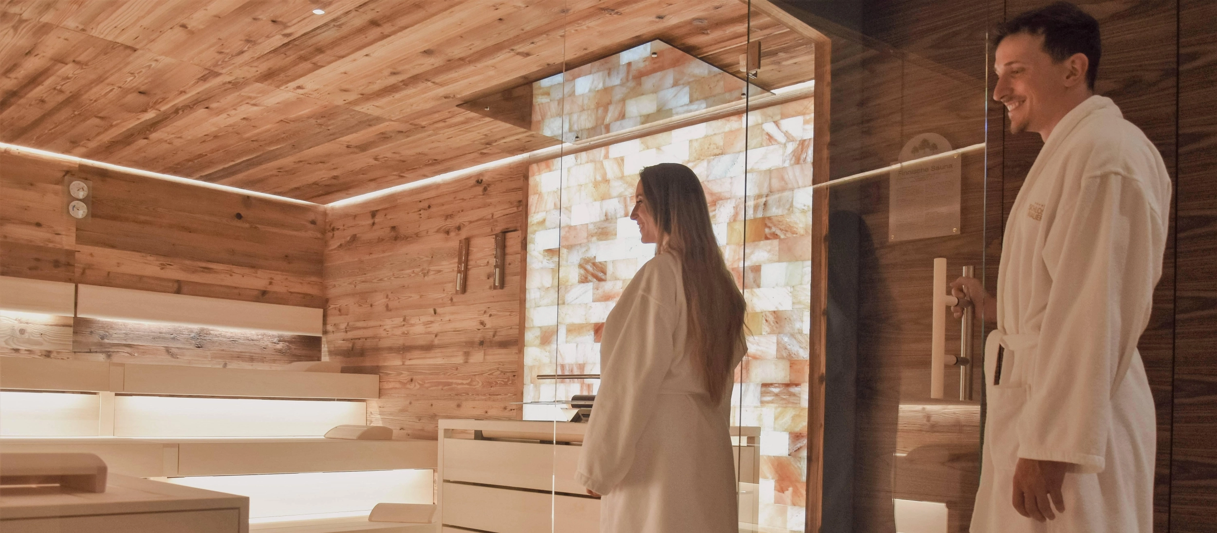 Paar geht in die finnische Sauna